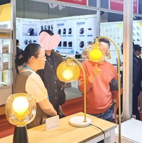 DeepGlo presenta tre soluzioni di fototerapia alla Fiera internazionale delle apparecchiature mediche di Shenzhen.